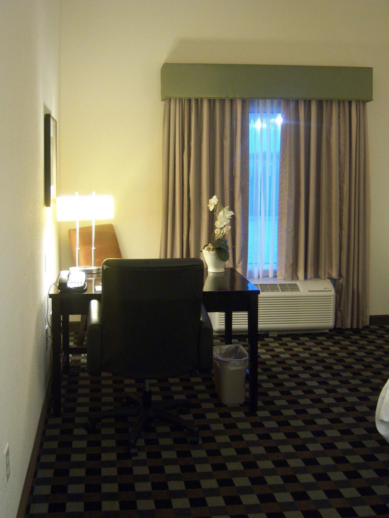 Hampton & Houston-bush Intercontinental Airport Hotel 3*